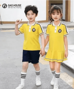 May Đồng Phục Học Sinh Nam Nữ Màu Đen Be phong cách Hàn Đồng Phục 365 9 Đồng phục học sinh không chỉ đơn thuần là trang phục thường ngày mà còn phản ánh bản sắc, văn hóa của nhà trường. Đặc biệt, mẫu đồng phục học sinh nam nữ màu đen be với thiết kế thanh lịch, hiện đại, và sang trọng đang trở thành lựa chọn ưu tiên của nhiều trường học. Đồng Phục 365 tự hào là đơn vị cung cấp dịch vụ may đồng phục học sinh nam nữ chất lượng cao, với thiết kế chuyên nghiệp và độ bền vượt trội, mang lại sự thoải mái và tự tin cho học sinh trong suốt quá trình học tập. 1. Đồng phục học sinh màu đen be – Sự kết hợp tinh tế và sang trọng Sự kết hợp giữa màu đen và be tạo nên một bộ đồng phục vừa thanh lịch, vừa tinh tế. Gam màu này không chỉ mang lại vẻ ngoài trang nhã mà còn giúp học sinh dễ dàng hòa nhập trong môi trường học tập chuyên nghiệp. Màu đen và be - Sự phối màu hài hòa: Màu đen đại diện cho sự sang trọng và trưởng thành, trong khi màu be mang lại sự nhẹ nhàng, thanh thoát. Sự kết hợp này tạo nên một bộ đồng phục không chỉ đẹp mắt mà còn tôn lên cá tính riêng của từng học sinh. Phù hợp cho cả nam và nữ: Mẫu đồng phục học sinh màu đen be phù hợp cho cả nam và nữ, mang đến sự đồng bộ trong tập thể nhưng vẫn giữ được sự linh hoạt và thoải mái cho từng học sinh. 2. Thiết kế chuyên nghiệp – Đảm bảo chuẩn form dáng từ Đồng Phục 365 Đồng Phục 365 luôn chú trọng vào từng chi tiết nhỏ trong quá trình thiết kế và may đồng phục học sinh. Sản phẩm của chúng tôi không chỉ đảm bảo yếu tố thẩm mỹ mà còn mang lại sự thoải mái và tiện lợi cho học sinh khi tham gia các hoạt động học tập, ngoại khóa. Thiết kế vừa vặn, phù hợp với mọi dáng người: Chúng tôi luôn cân nhắc kỹ lưỡng về form dáng để đảm bảo rằng đồng phục phù hợp với nhiều vóc dáng khác nhau, giúp học sinh cảm thấy tự tin khi mặc. Chất liệu thoáng mát, dễ chịu: Đồng phục học sinh cần phải đảm bảo sự thoải mái, đặc biệt trong suốt các giờ học và các hoạt động thể chất. Chúng tôi sử dụng các loại vải cao cấp, thoáng mát và mềm mại như cotton, vải thun, để mang lại cảm giác dễ chịu nhất cho học sinh. 3. Chất lượng vượt trội – Đáp ứng yêu cầu khắt khe của các trường học Với những tiêu chuẩn khắt khe về chất lượng, Đồng Phục 365 luôn cam kết mang lại những sản phẩm đồng phục học sinh bền bỉ và đáng tin cậy. Chúng tôi sử dụng những loại vải cao cấp và kỹ thuật may tiên tiến để đảm bảo sản phẩm có độ bền cao, không dễ bị phai màu hoặc xù lông sau thời gian dài sử dụng. Chất liệu vải cao cấp: Chất liệu vải chúng tôi lựa chọn đều đảm bảo yếu tố bền, dễ vệ sinh, thoáng mát và thân thiện với da. Điều này giúp học sinh luôn cảm thấy thoải mái trong suốt thời gian mặc đồng phục, dù là trong lớp học hay các hoạt động ngoại khóa. Đường may chắc chắn, chi tiết tinh tế: Từng đường kim, mũi chỉ của đồng phục học sinh được chăm chút tỉ mỉ, đảm bảo sự chắc chắn và độ bền cao. Sản phẩm không chỉ đẹp về hình thức mà còn bền bỉ, giúp nhà trường tiết kiệm chi phí thay mới. 4. May đồng phục học sinh – Tạo nên nét riêng cho từng trường học Đồng phục học sinh không chỉ là trang phục mà còn là biểu tượng của một trường học, thể hiện tinh thần tập thể và giá trị cốt lõi của nhà trường. Mẫu đồng phục học sinh nam nữ màu đen be của Đồng Phục 365 giúp trường học xây dựng hình ảnh chuyên nghiệp, ấn tượng và khác biệt. Tăng cường nhận diện thương hiệu: Một bộ đồng phục đẹp mắt, chất lượng không chỉ tạo ấn tượng với phụ huynh và học sinh mà còn giúp trường học dễ dàng xây dựng uy tín và thương hiệu riêng. Thể hiện sự đoàn kết, đồng lòng: Đồng phục giúp học sinh cảm nhận được tinh thần đồng đội, sự gắn kết trong môi trường học đường. Việc cả trường cùng mặc đồng phục sẽ tạo nên không khí đoàn kết, thúc đẩy tinh thần học tập và kỷ luật. 5. Tại sao chọn Đồng Phục 365 cho đồng phục học sinh? Với nhiều năm kinh nghiệm trong lĩnh vực may đo đồng phục, Đồng Phục 365 tự hào là đối tác tin cậy của nhiều trường học trong việc cung cấp đồng phục học sinh chất lượng cao. Chúng tôi cam kết mang đến sản phẩm đồng phục đẹp mắt, bền bỉ với giá thành hợp lý. Dịch vụ tư vấn tận tình: Đồng Phục 365 luôn lắng nghe và hiểu rõ nhu cầu của từng trường học để tư vấn mẫu đồng phục phù hợp nhất. Chúng tôi sẽ hỗ trợ bạn từ khâu thiết kế đến lựa chọn chất liệu và quy trình sản xuất. May đo theo yêu cầu riêng: Mỗi trường học có phong cách và yêu cầu riêng về đồng phục. Chúng tôi cung cấp dịch vụ may đo đồng phục học sinh theo yêu cầu để đảm bảo sản phẩm phù hợp nhất với học sinh và môi trường học tập. Sản phẩm chất lượng, giao hàng đúng hẹn: Với quy trình sản xuất chuyên nghiệp và đội ngũ thợ may lành nghề, Đồng Phục 365 cam kết mang lại sản phẩm đạt tiêu chuẩn cao, giao hàng đúng tiến độ như cam kết. 6. Liên hệ ngay với Đồng Phục 365 để nhận báo giá và tư vấn chi tiết Nếu trường học của bạn đang tìm kiếm đơn vị cung cấp đồng phục học sinh nam nữ màu đen be chất lượng cao, hãy liên hệ ngay với Đồng Phục 365. Chúng tôi luôn sẵn sàng hỗ trợ và đồng hành cùng bạn trong việc tạo dựng hình ảnh chuyên nghiệp cho học sinh và nhà trường. Đồng Phục 365 – Đối tác tin cậy trong lĩnh vực may đo đồng phục học sinh cao cấp, đáp ứng mọi nhu cầu của trường học. 2