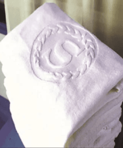 Khăn Trắng In Logo – Quà Tặng Sang Trọng, Chuyên Nghiệp Từ Đồng Phục 365 10 31 khan tam khach san in theu logo4